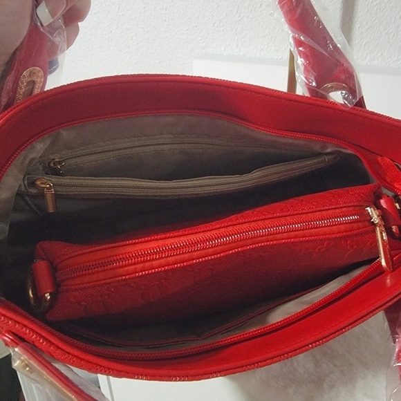 4-Piece Red Embossed Handbag Set — Chic & Versatile - Picture 13 of 16